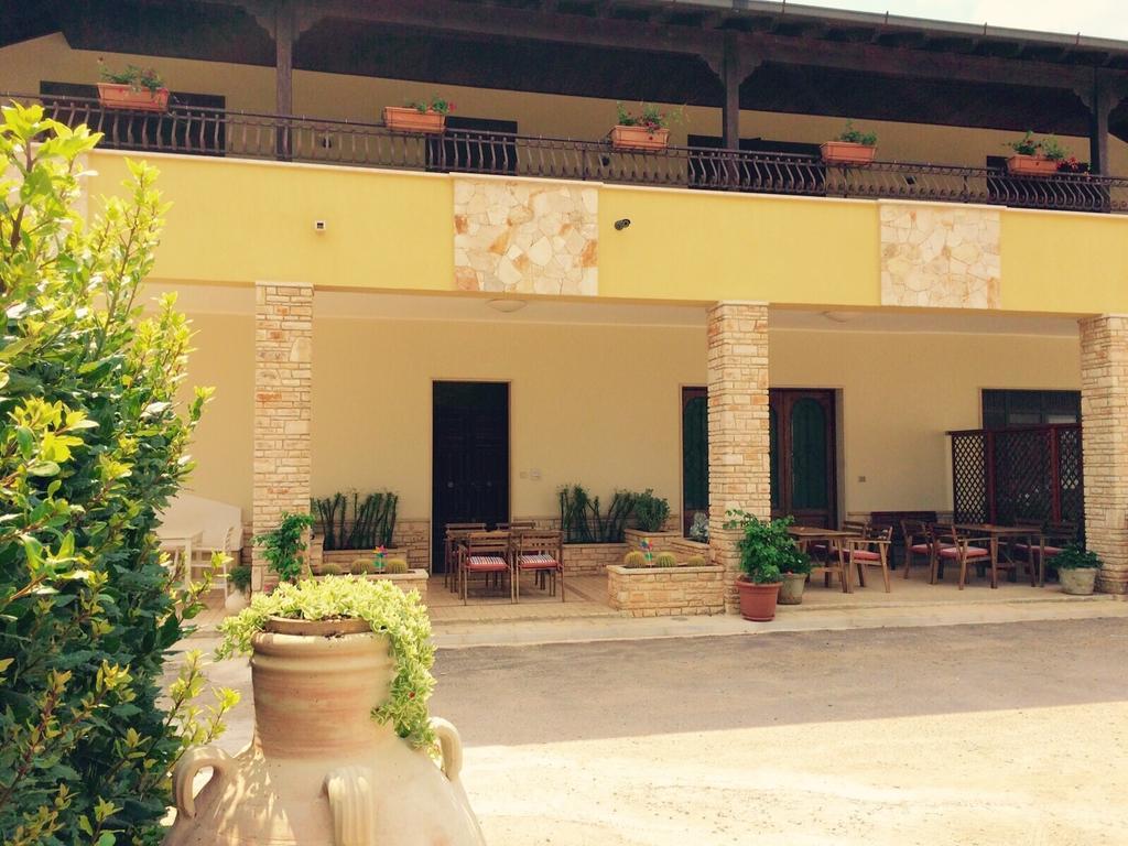 Gli Allori - Fuga Dalla Citta Leverano Bagian luar foto